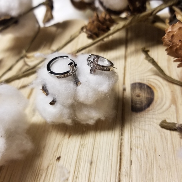Beautiful Cross Hoop earrings - Picture 11 of 11